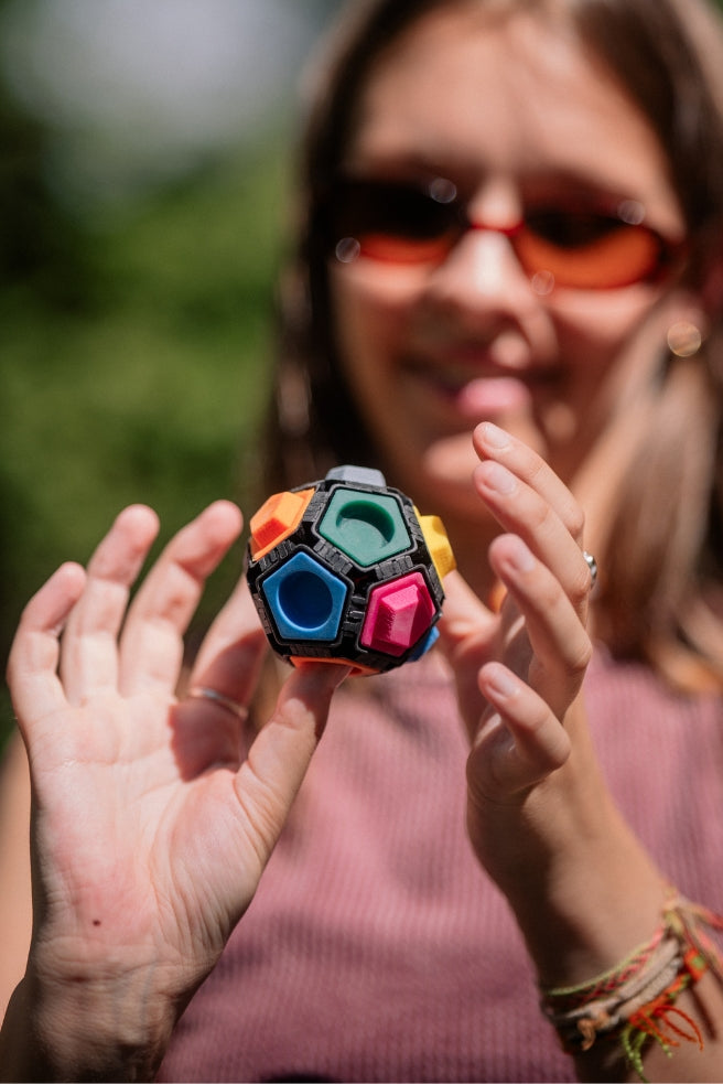 Hände halten den Pocket-Ninja-Ball und führen einen Move aus