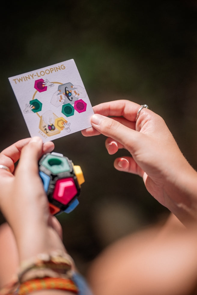 Hände halten eine Move Card und den Pocket-Ninja-Ball