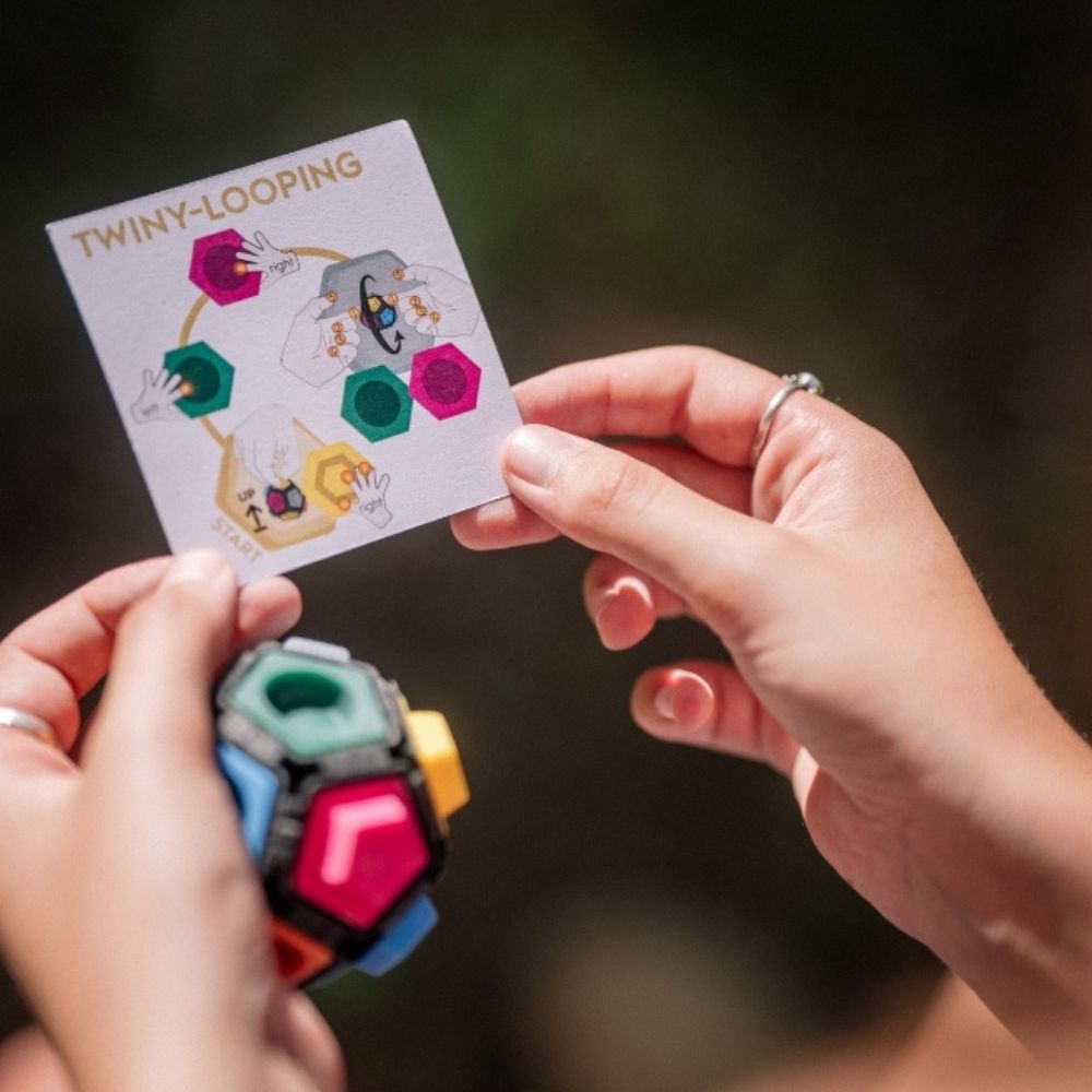 Move Card und Pocket-Ninja-Ball in den Händen